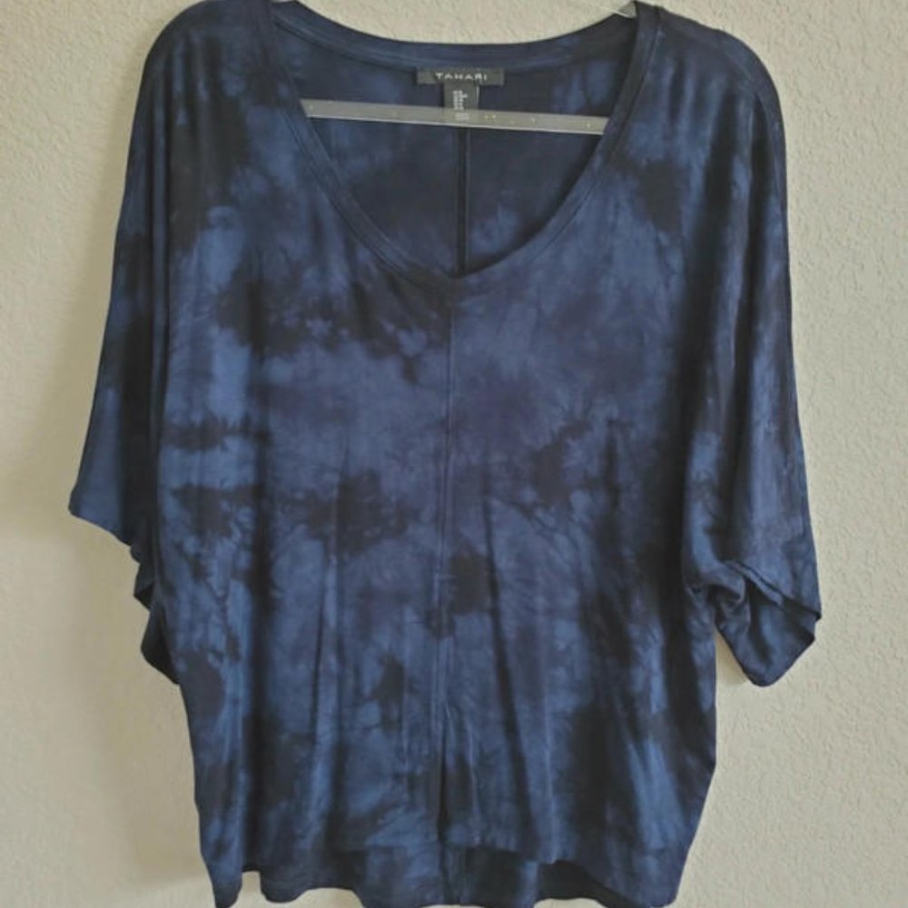 Tahari tie dye vneck shirt